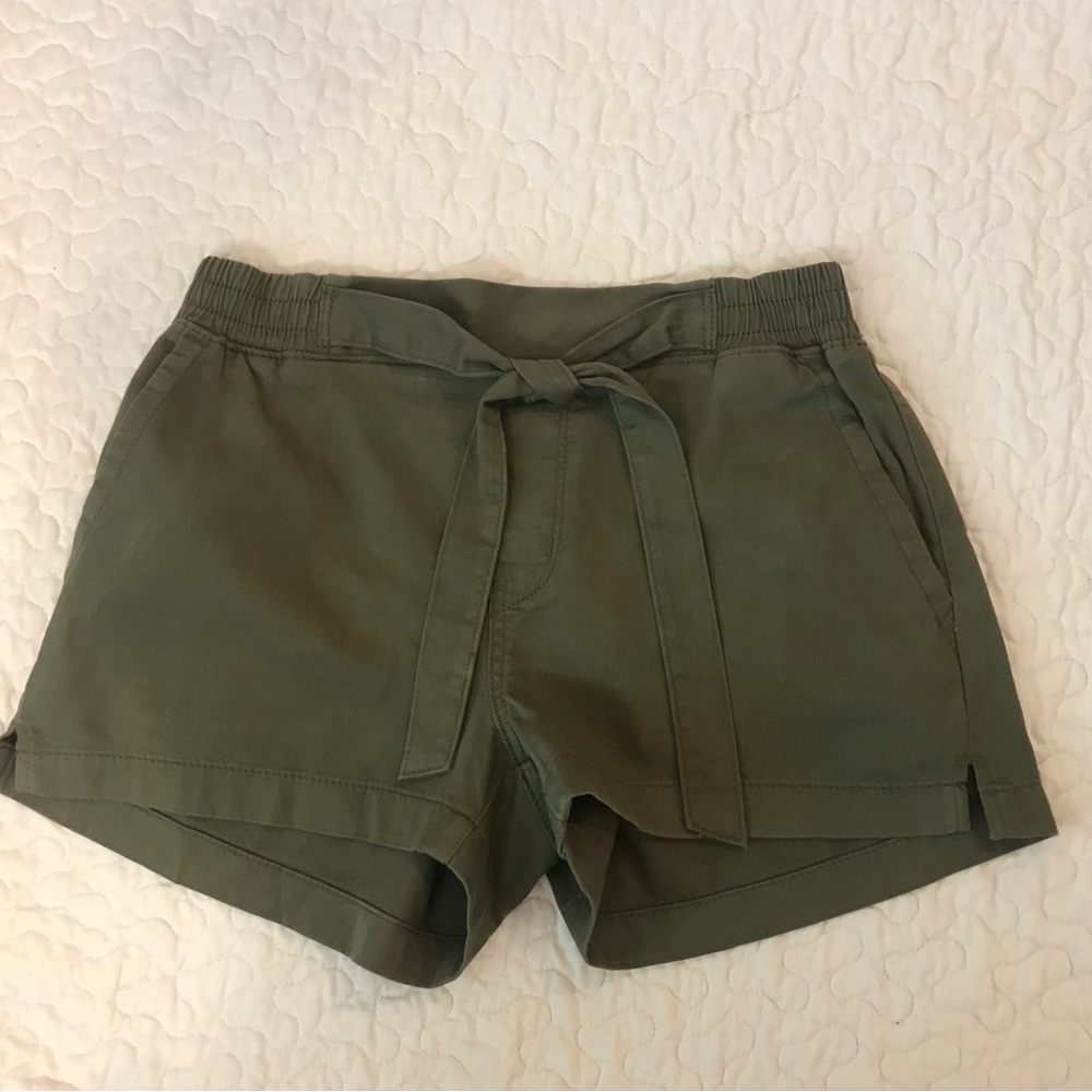 Levi Strauss & Co. Signature olive green tie front shorts. Size M